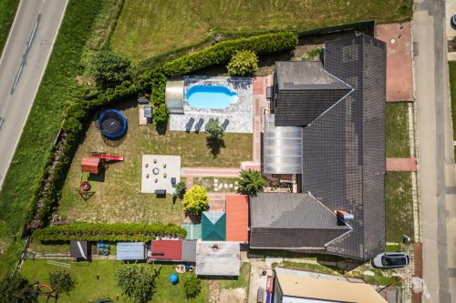 Pohled na chalupu z dronu